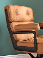 Load image into Gallery viewer, Customizable Vintage Lounge Chairs - iDeaHome
